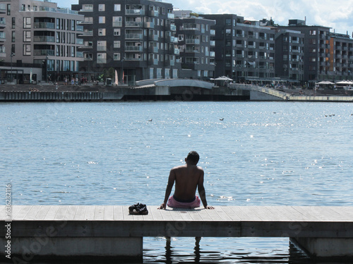 Photography Hombre tomando el sol en la ciudad de Oslo durante el verano
