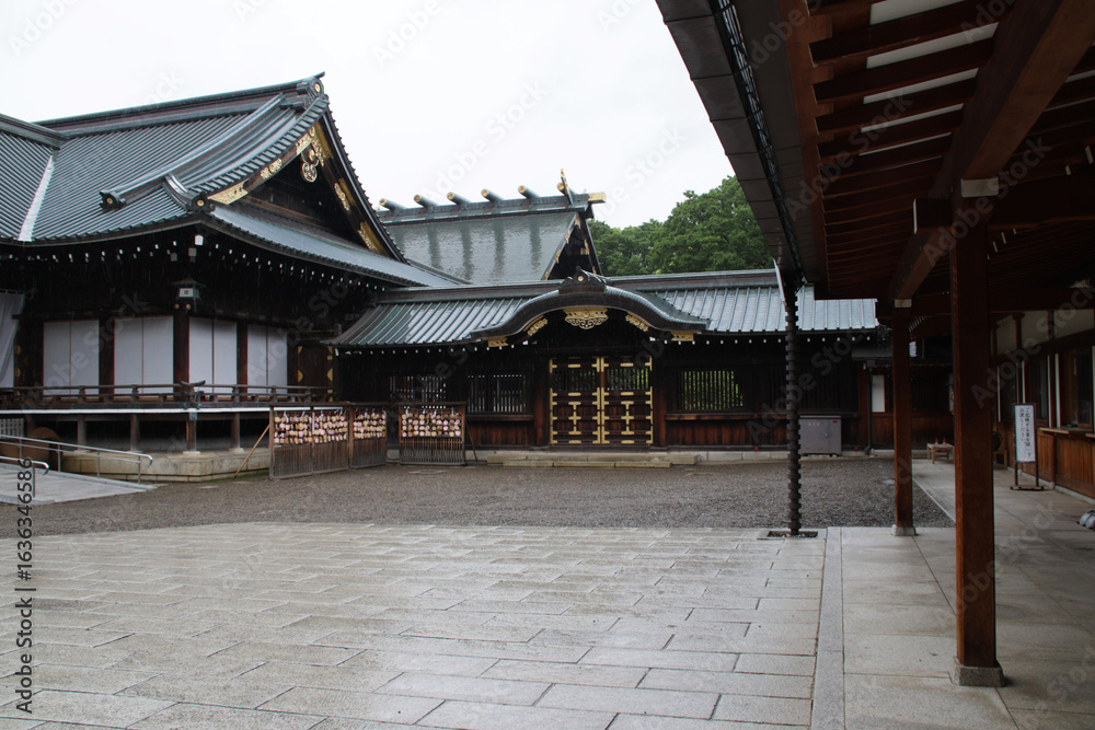 Fototapeta premium shinto temple (yasukuni-jinja) in tokyo in japan 