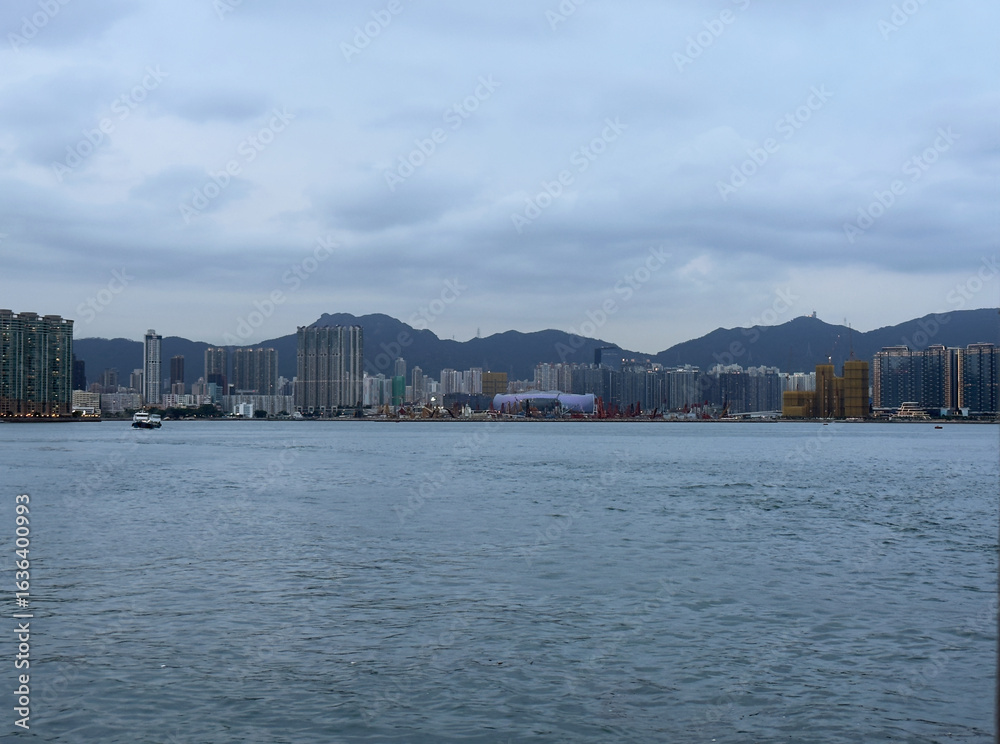 Fototapeta premium 海から見た香港の風景