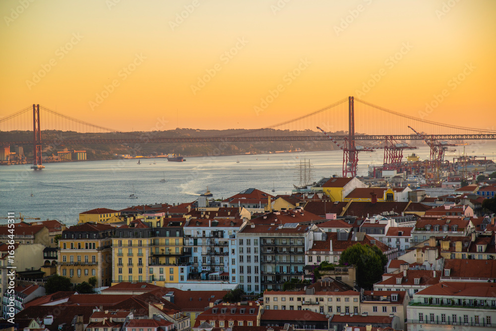 Obraz premium Lisbon, Portugal - July 7 2025: The Stunning panoramic sunset view from the top of Castelo St. Jorge in Lisbon Portugal