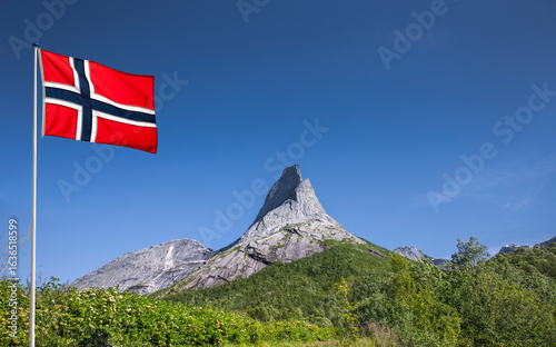 Stetinden Norwegischer Nationalberg in Nordland mit norwegischer Nationalflagge