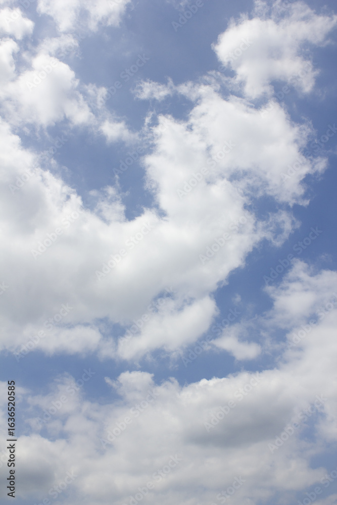 Obraz premium Blue sky and puffy clouds.