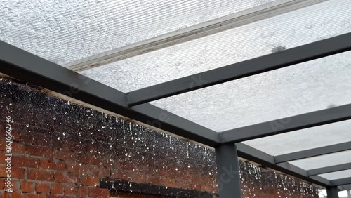 Φωτογραφία Heavy rain drumming on the transparent plexiglass roof