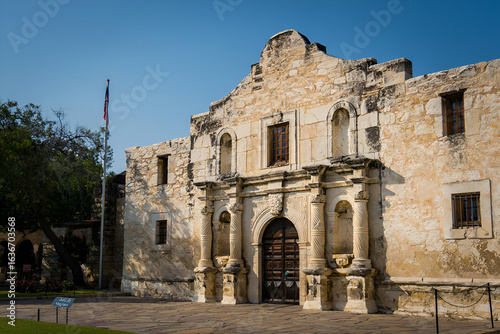 Fotografia The Alamo Church San Antonio Texas historical landmark with USA flag waving in t