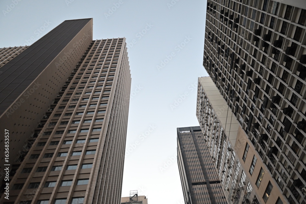 Obraz premium perspective of modern building, looking up