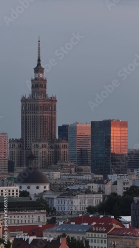 widok na centrum Warszawy, zbliżenie na wieżowce i drapacze chmur, widok z drona