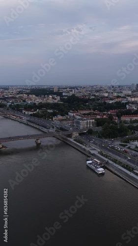 widok z drona na Warszawę, zielone wybrzeże rzeki Wisła, mosty, i zabudowania