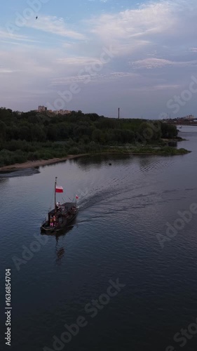 widok z drona w Warszawie na zilone części wybrzeża rzeki Wisła o zachodzie słońca