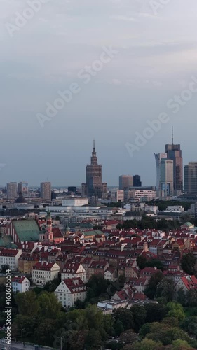 Widok z drona na centrum Warszawy, wieżowce, na przodzie widać stare miasto z pięknymi starymi budynkami  ceramicznymi dachami 