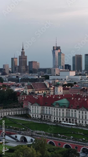 Widok z drona na centrum Warszawy, wieżowce, na przodzie widać stare miasto z pięknymi starymi budynkami  ceramicznymi dachami 