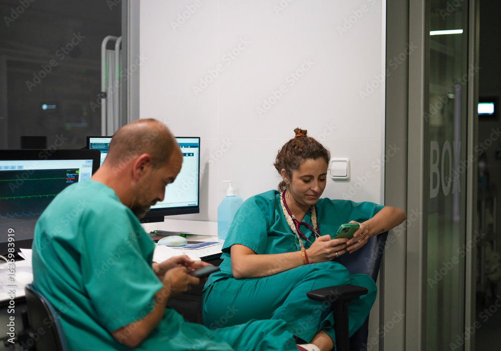 Obraz premium Doctors using smartphones in hospital room
