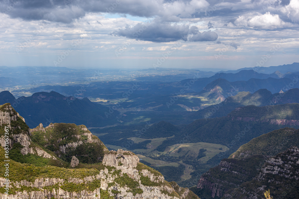 Fototapeta premium Vista panorâmica do vale e das montanhas da Serra Catarinense a partir de um ponto de observação elevado, Brasil