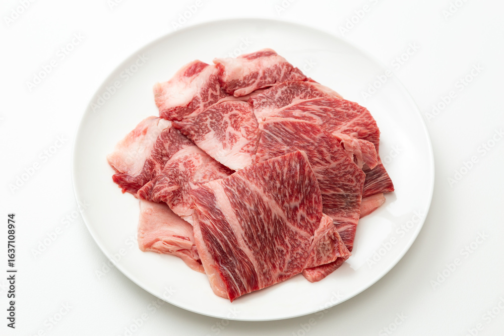 皿に乗った牛肉 白バック 皿に乗った牛肉 白バック
