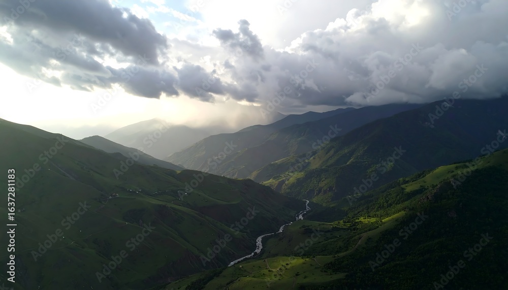 Naklejka premium Green mountain range view