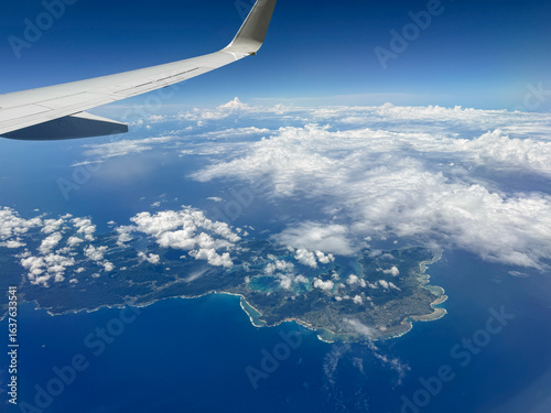 旅客機から望む奄美大島と青い海の絶景