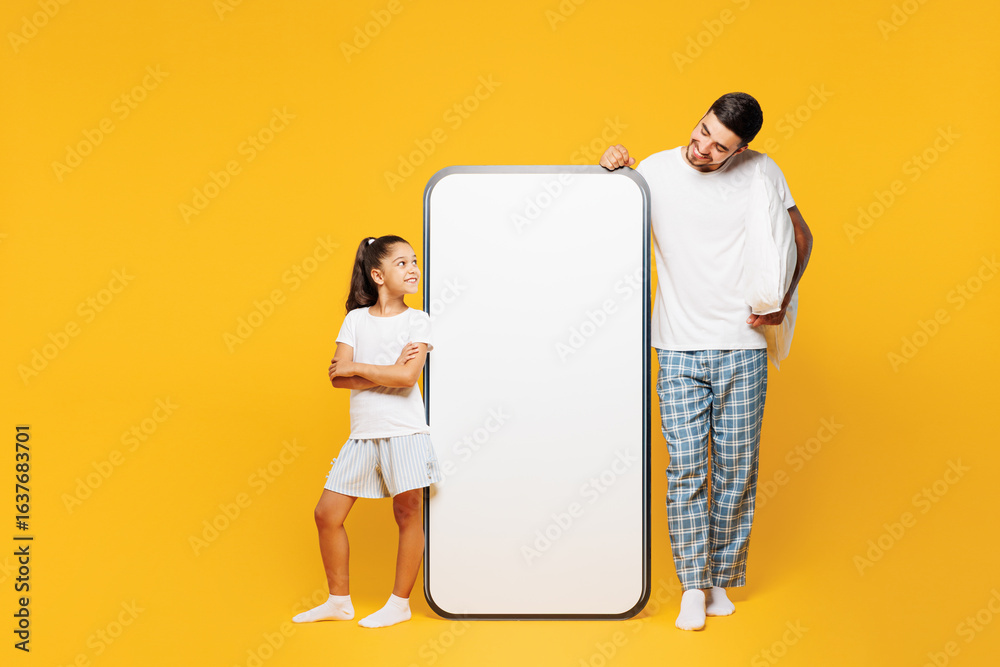 Φωτογραφία Full body young parent man with child girl wear casual blue pyjamas clothes