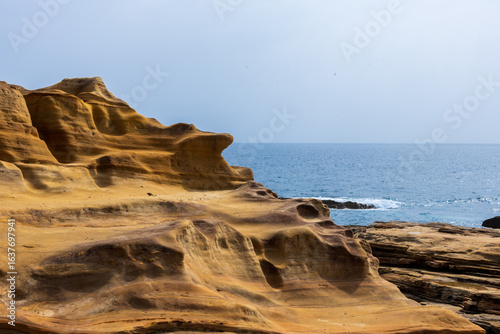 Fotografie A scenic view of the sandstone rock formations at Senjojiki in Shirahama, Wakayama Prefecture, Japan