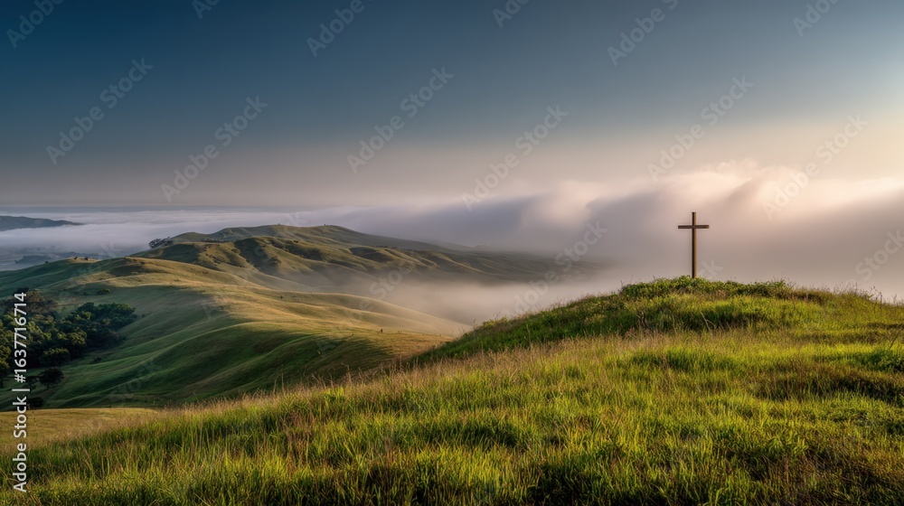 Obraz premium Cross on Hilltop with Fog: Faith, Hope, and Christian Symbolism in a Serene Landscape