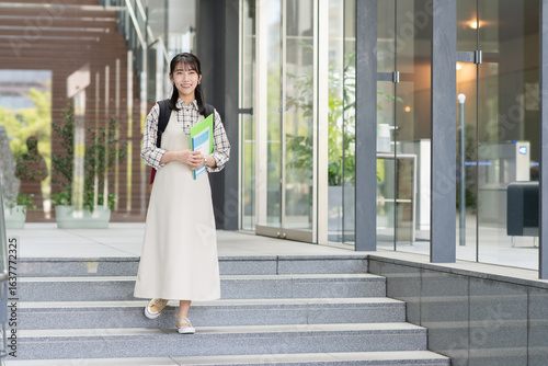 Photos キャンパスを歩く女子大学生【撮影協力：スカパー東京メディアセンター】