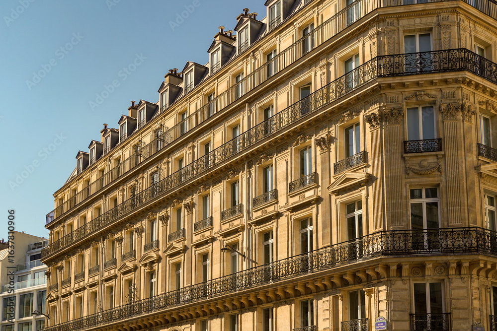 Fototapeta premium beautiful Haussmannian architecture in Paris , real estate