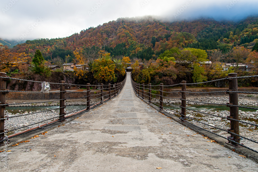 Obraz premium 紅葉の白川郷であい橋