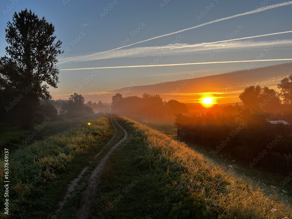 Fototapeta premium Wschód słońca Nowy Sącz Wólki, ścieżka rowerowa