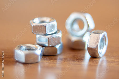Macro di dadi da ferramenta su tavolo di legno