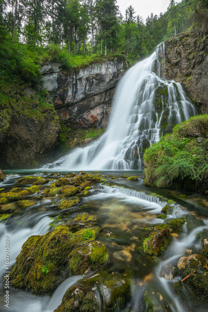 Fototapeta premium Sommerliches Naturerlebnis am Gollinger Wasserfall mit viel Wasser