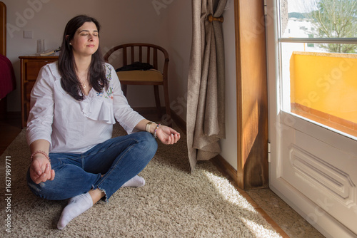 Quadro su tela Mulher madura em meditação em ambiente domestico.