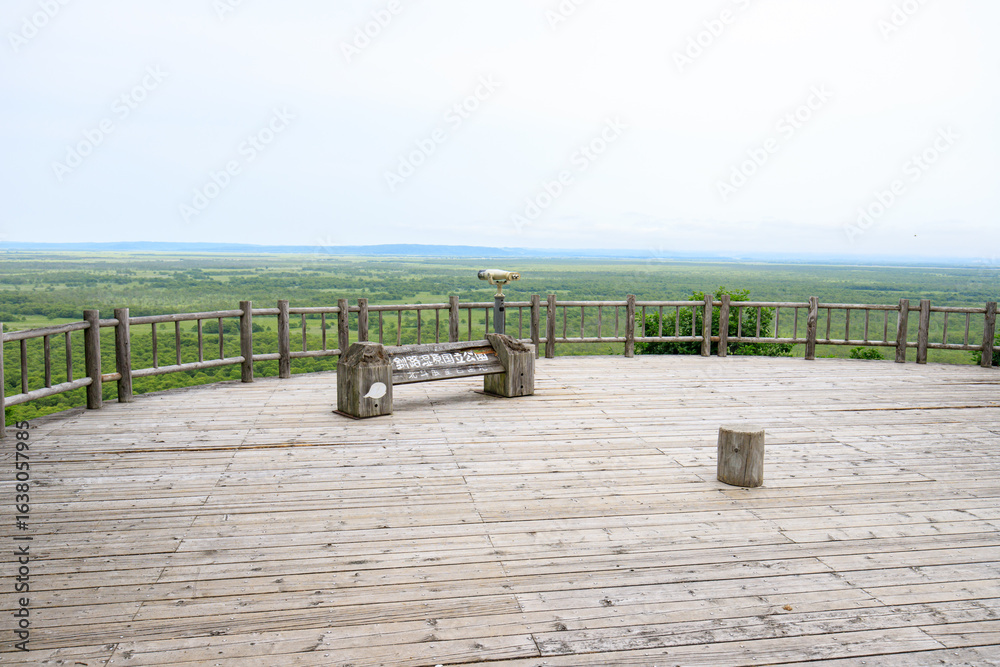 Obraz premium Wooden Viewing Deck Overlooking Kushiro Marsh, Hokkaido, Japan