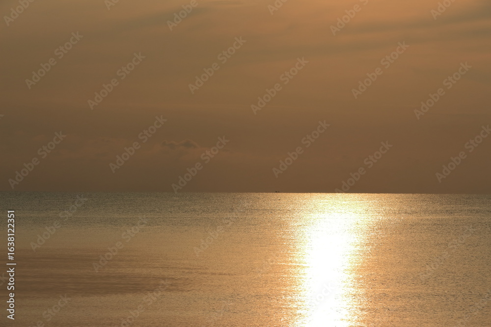 Obraz premium Sunrise over the sea, morning clouds
