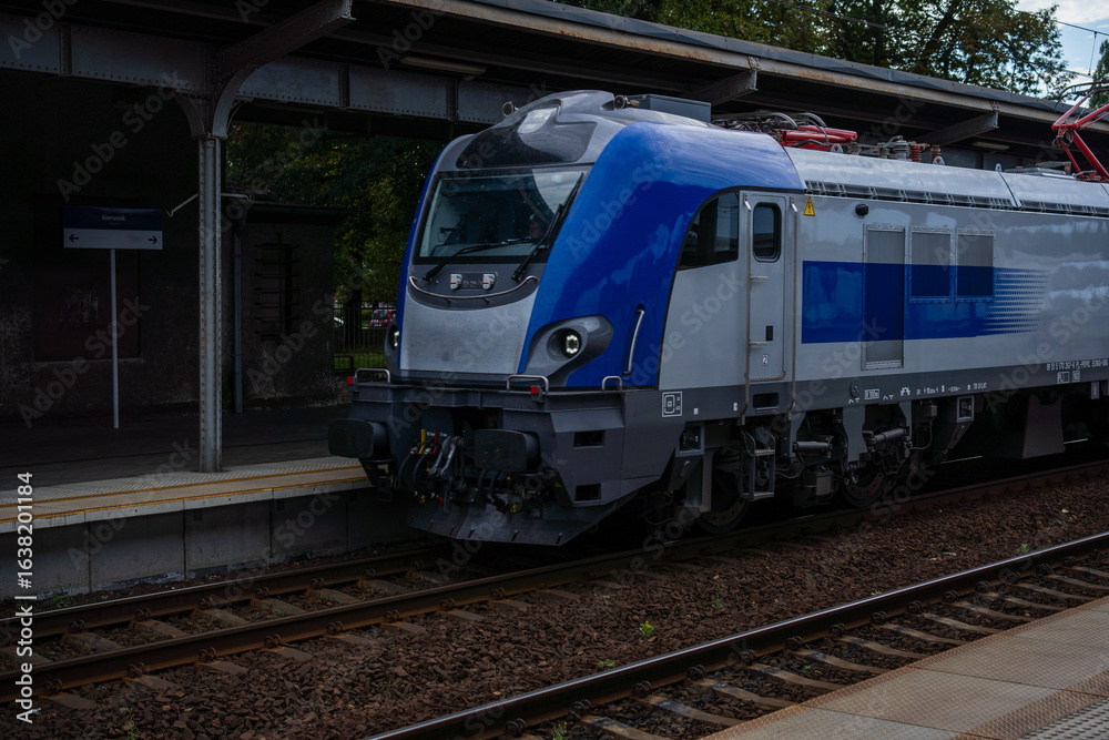 Naklejka premium polski pociąg koloru niebieskiego , lokomotywa