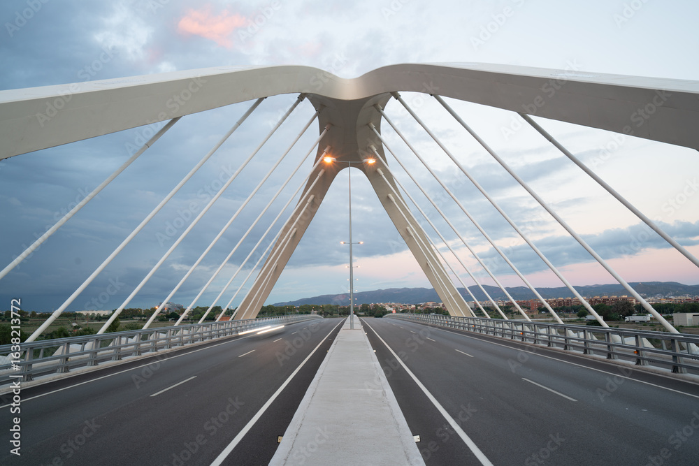 Obraz premium puente moderno