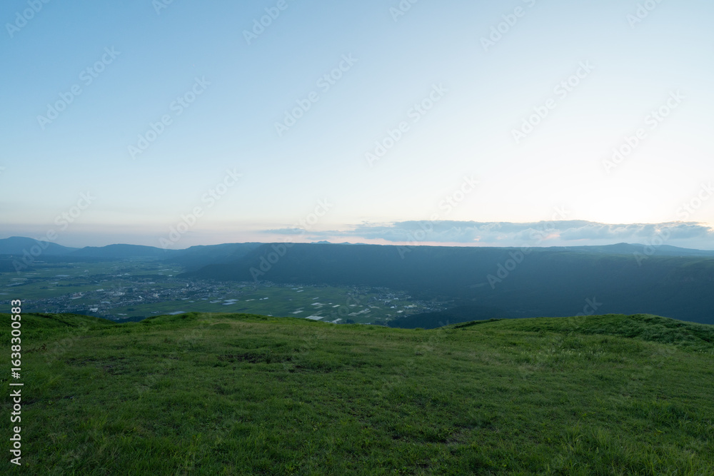 Fototapeta premium 夕暮れの大観峰の草原と阿蘇谷