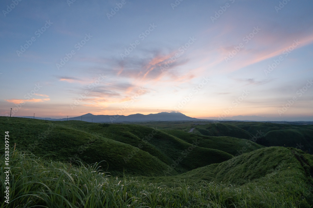 Obraz premium 大観峰から眺めるくじゅう連山、外輪山の山並みと朝焼け