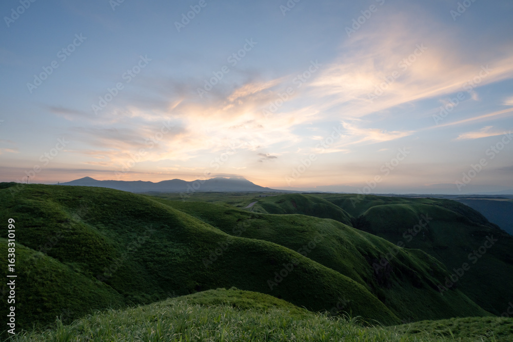 大観峰から眺めるくじゅう連山、外輪山の山並みと朝焼け 大観峰から眺めるくじゅう連山、外輪山の山並みと朝焼け