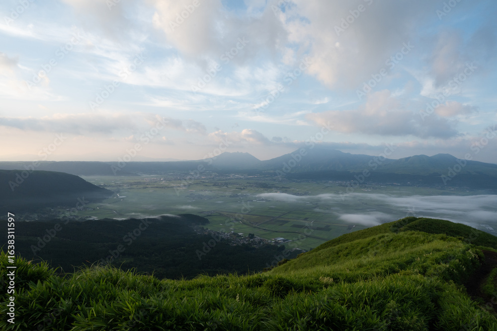 Obraz premium 大観峰から眺める北外輪山と阿蘇五岳の山並みと阿蘇谷