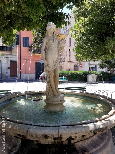 Foto Una fontana con giochi d'acqua nella piazza alberata di Leonforte (EN)