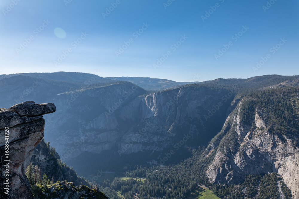 Obraz premium Sentiel Granodiorite. Glacier Point, Yosemite National Park, California. Sierra Nevada. Erosion and weathering. Yosemite Valley is a glacial valley. 