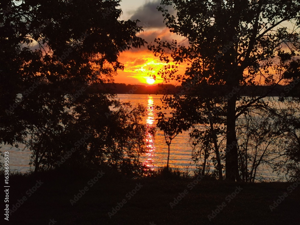 Couchée de soleil sur le fleuve Saint-Laurent Couchée de soleil sur le fleuve Saint-Laurent