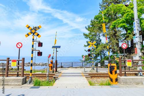 Fotografie 初夏の雨晴海岸　踏切　富山県高岡市　Amaharashi Beach in early summer
