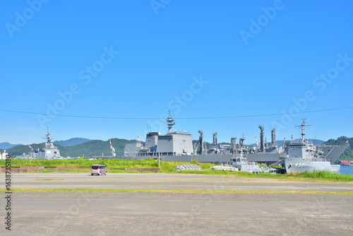 舞鶴基地に停泊中の補給艦ましゅうと多用途支援艦ひうち