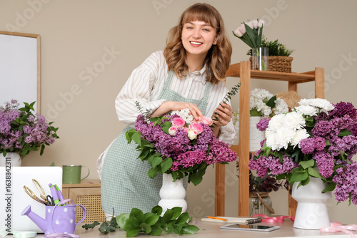 Female florist making beaut...