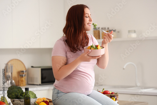 Young pregnant woman with f...