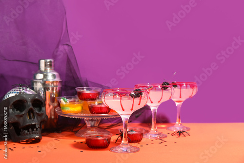 Halloween party cocktails w...