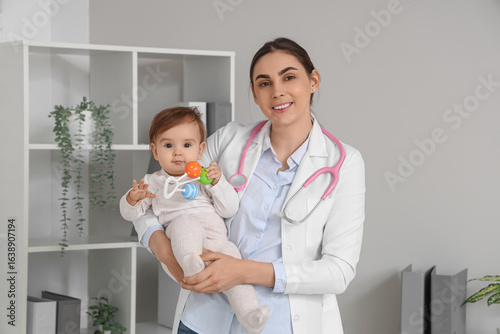 Young female pediatrician w...