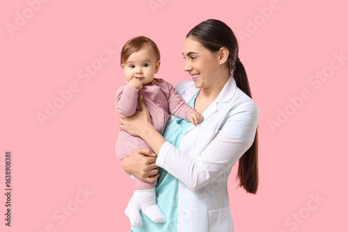 Young female pediatrician w...