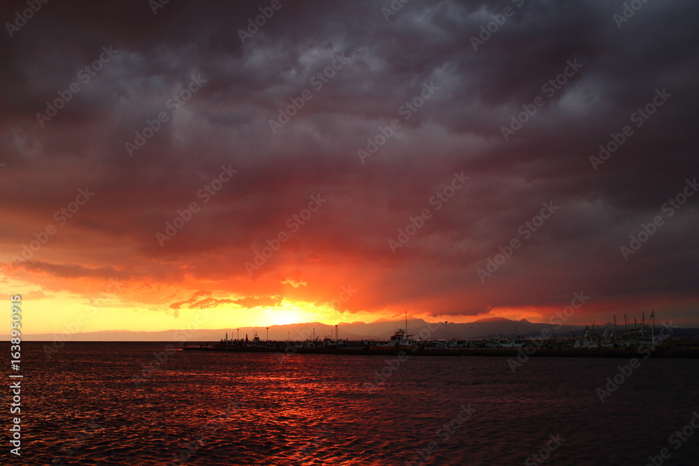 Fototapeta premium 海に沈む夕日