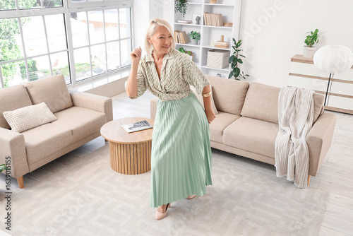 Beautiful mature woman danc...
