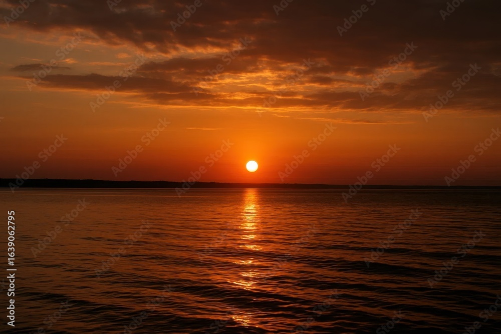 Obraz premium A Serene Oceanic Sunset Over the Horizon